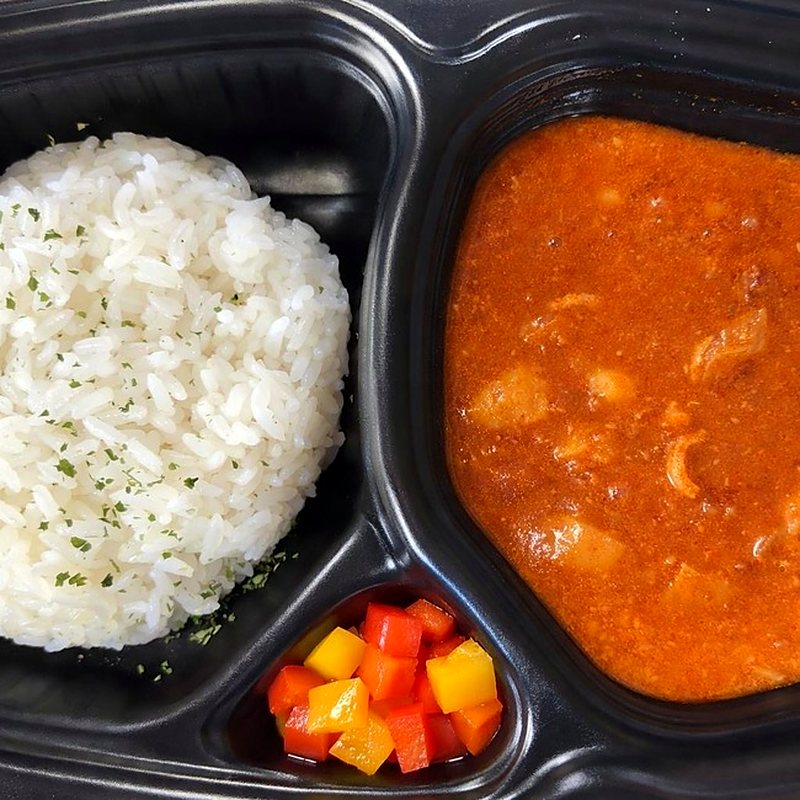 通常カレー(黒い容器)
